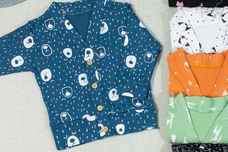 Cardigan para bebê: o que é e quais são as diferenças em relação ao casaco