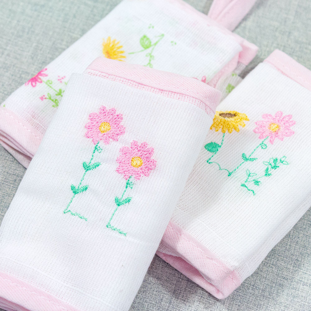 KIT COM 3 PÇS BABETES PRENDEDOR DE CHUPETA BORDADO FLORZINHAS