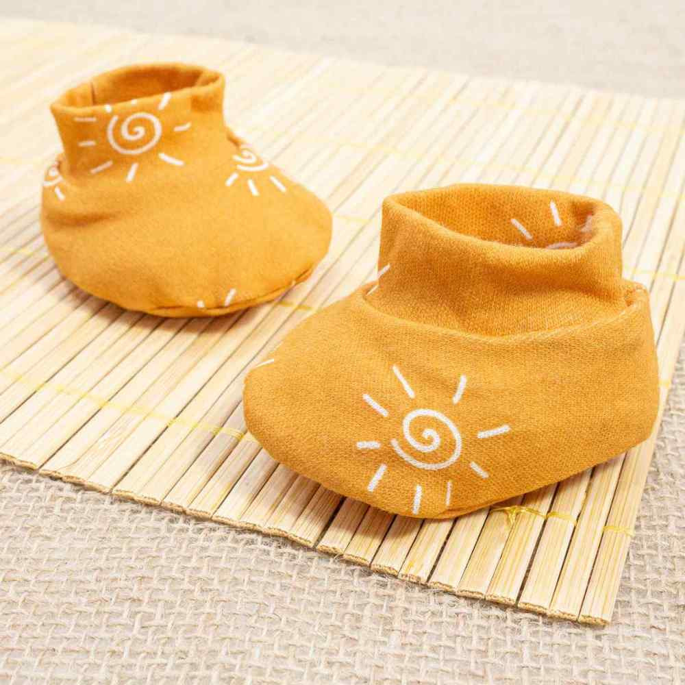 PANTUFA PARA BEBÊ EM SUEDINE ESTAMPADINHA SOL CARAMELO