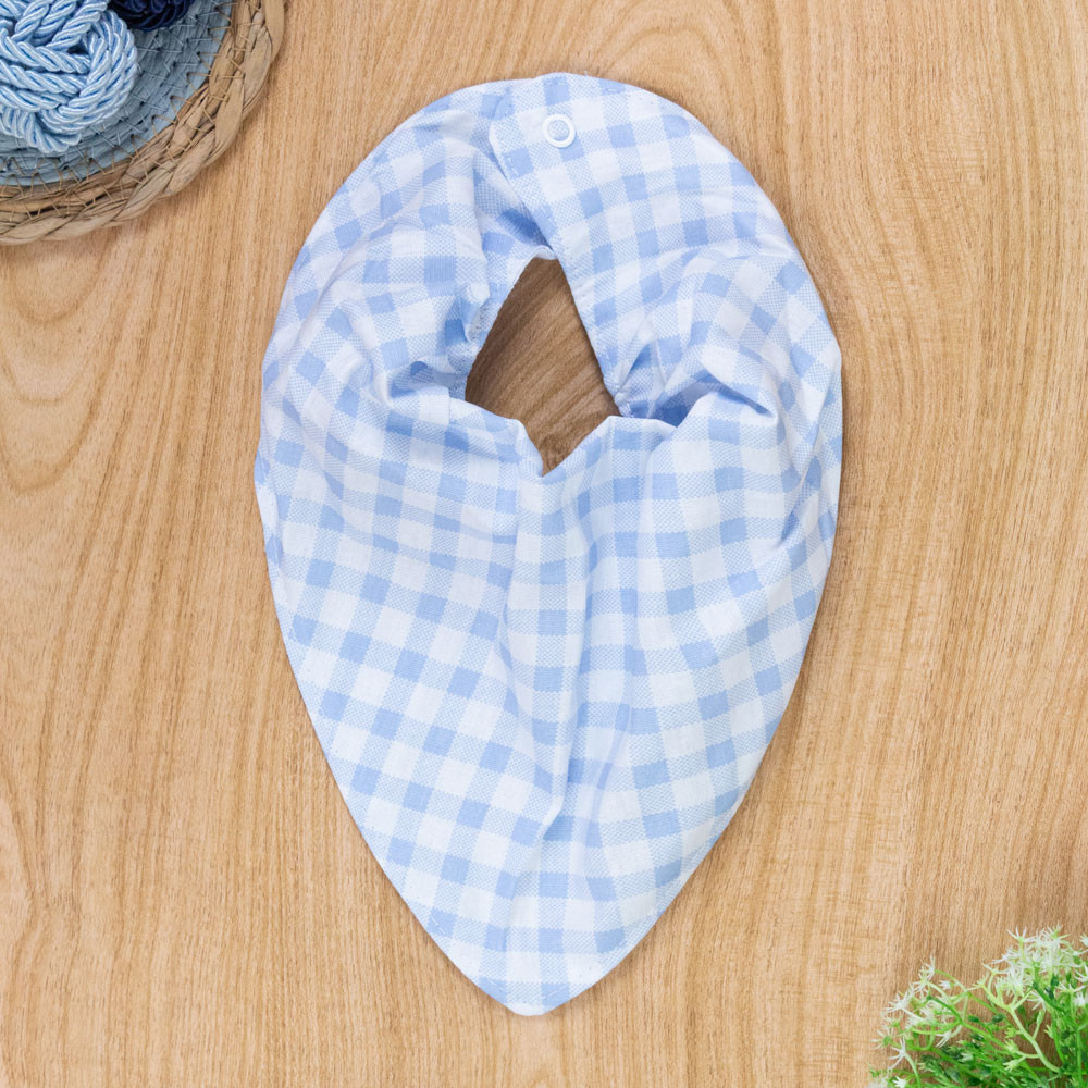 Babador Bandana Xadrez Azul Claro – Para Bebês 0 a 12 Meses