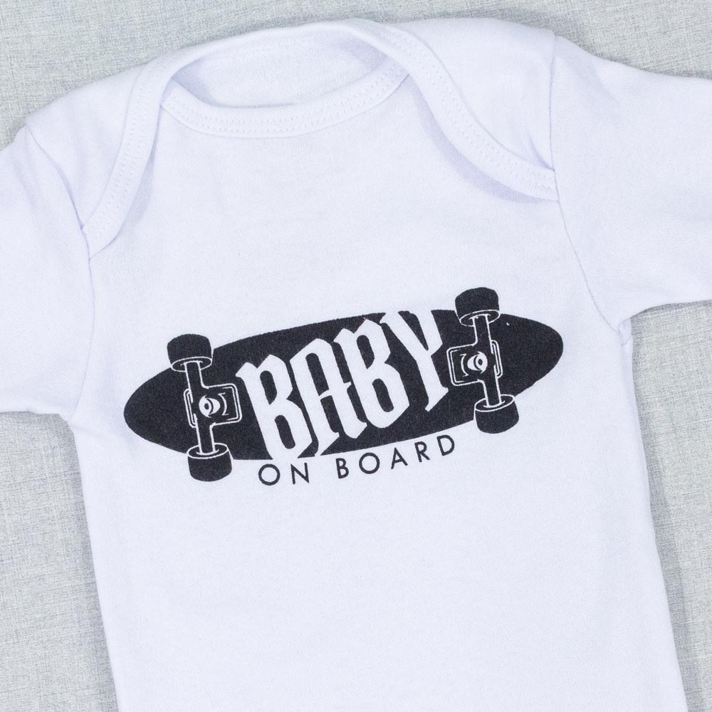 BODY MANGA CURTA EM SUEDINE PARA BEBÊ ESTAMPADO BABY ON BOARD BRANCO
