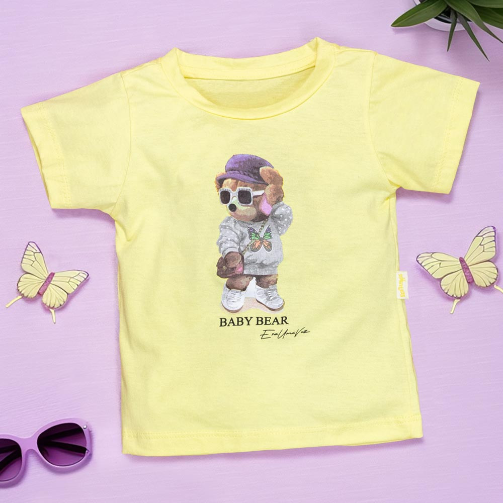 Camiseta Baby Bear Menina: Elegância Amarela em Tons Suaves
