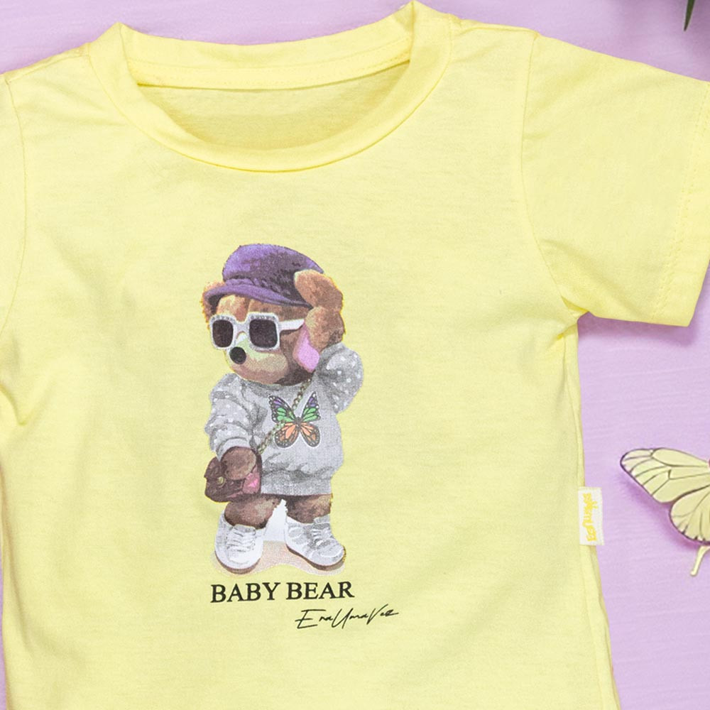 Camiseta Baby Bear Menina: Elegância Amarela em Tons Suaves