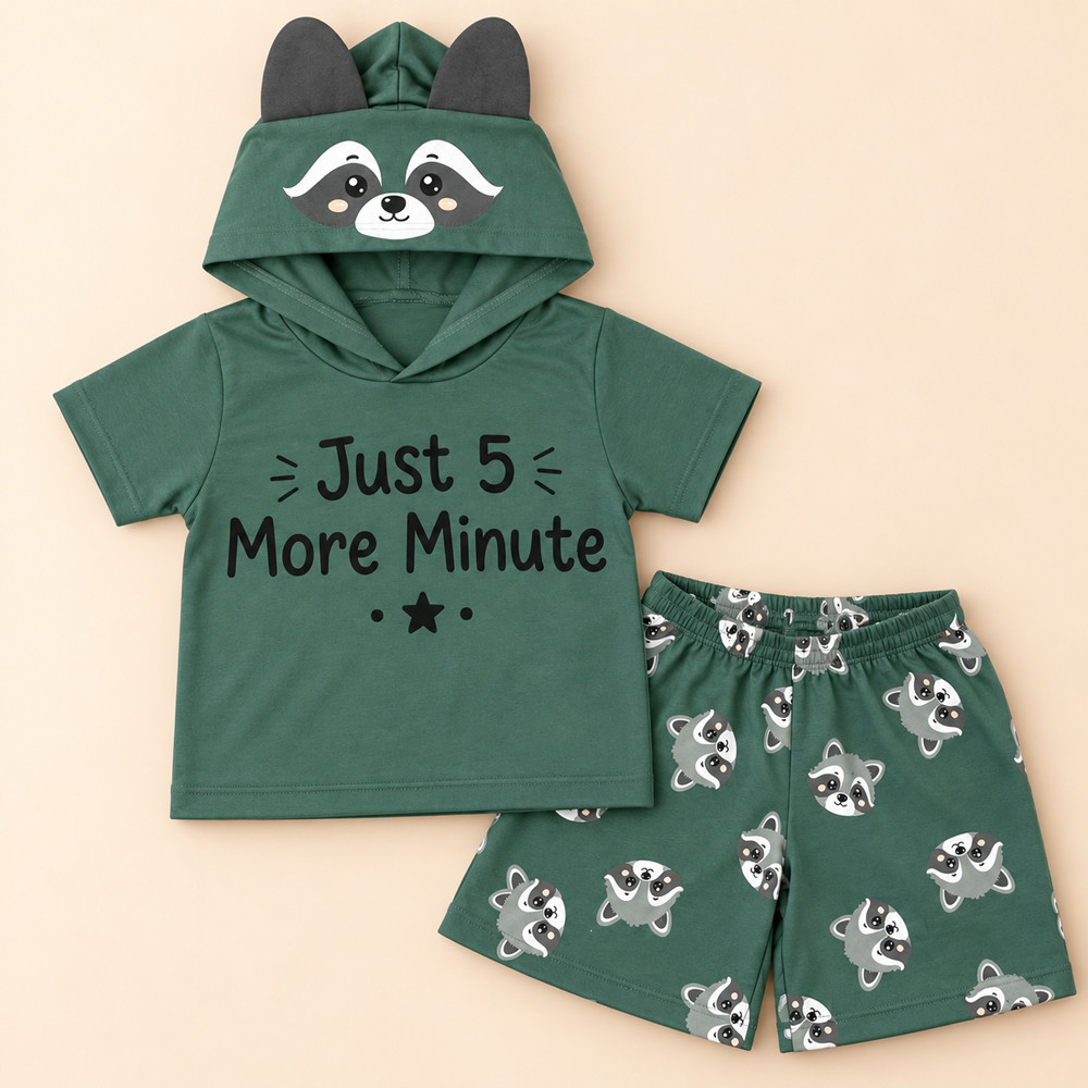 Conjunto Curto Infantil Blusa com Capuz de Quati Aplique 3D e Shorts Estampado Cinza
