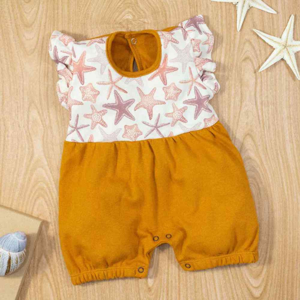 MACACÃO PARA BEBÊ CURTO COM BABADO E ESTAMPINHA ESTRELA CARAMELO