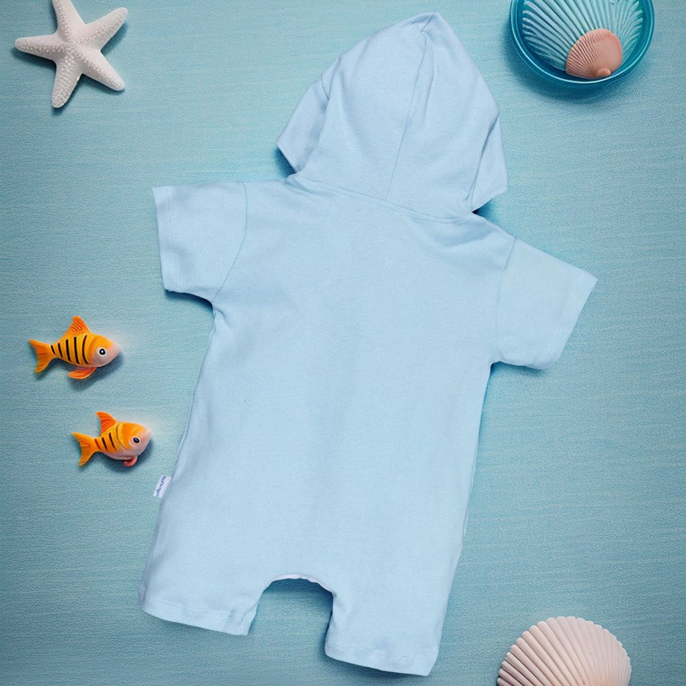Macacão Infantil Curto Com Capuz Bichinhos Bordado Tubarão Azul Claro