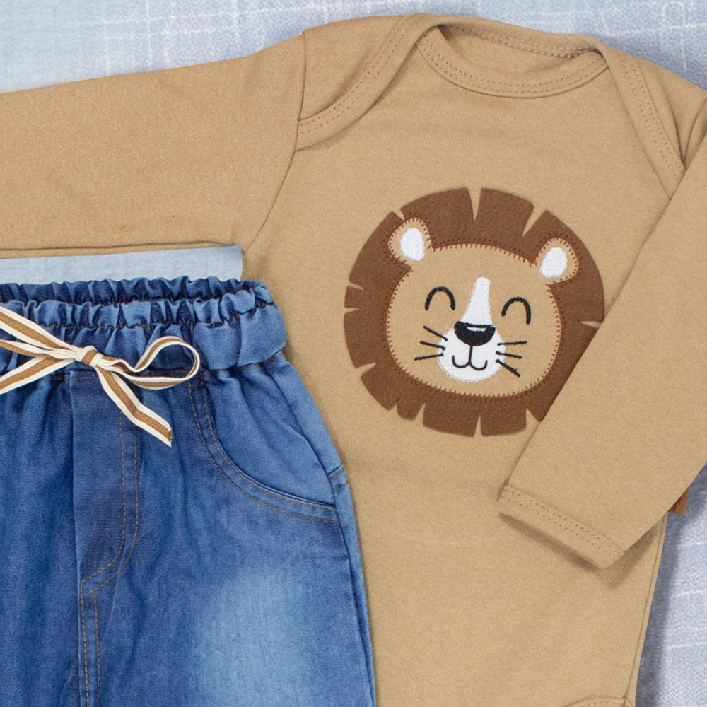 Conjunto Bebê Leãozinho Body Bege Avelã e Calça Jeans Jogger