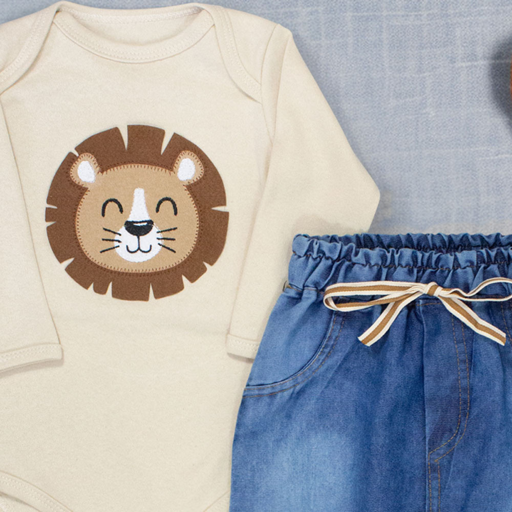 Conjunto Bebê Rei das Selvas: Body Bege Suave e Calça Jeans