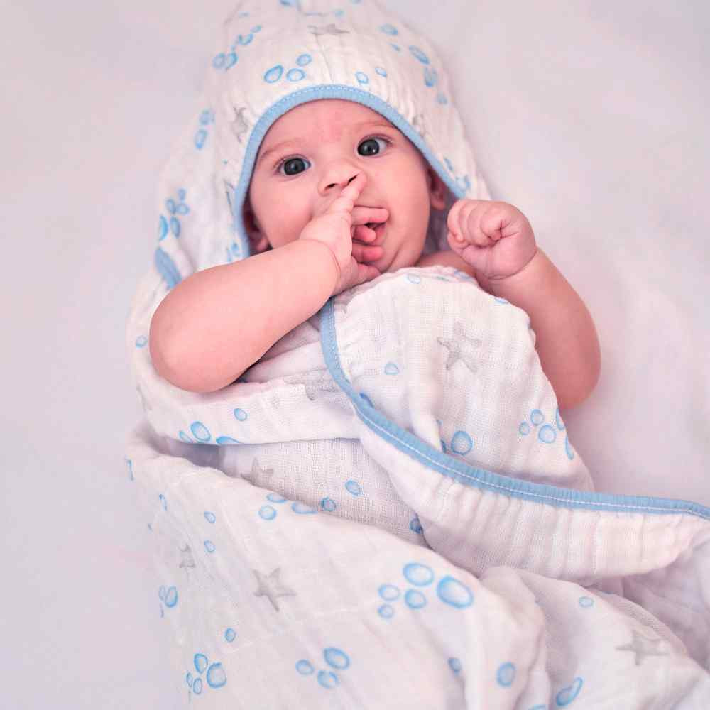 TOALHA SOFT COM CAPUZ PARA BEBÊ ESTAMPA BOLHAS MAR MENINO