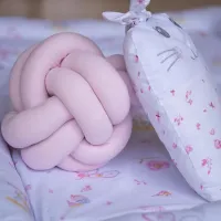 Almofadinha de Nó Escandinavo Baby Joy Rosa