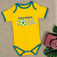 BODY MANGA CURTA EM SUEDINE PARA BEBÊ MINHA PRIMEIRA COPA AMARELO