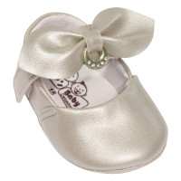 SAPATILHA COM VELCRO PARA BEBÊ LAÇO E PINGENTE DOURADO