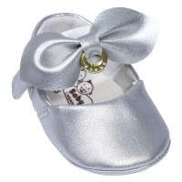 SAPATILHA COM VELCRO PARA BEBÊ LAÇO E PINGENTE PRATA