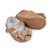 SAPATILHA PARA BEBÊ VERNIZ COM VELCRO E LAÇO BEGE