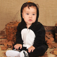 MACACÃO PARA BEBÊ EM PLUSH COM CAPUZ BORDADO PINGUIM PRETO