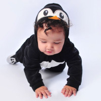 MACACÃO PARA BEBÊ EM PLUSH COM CAPUZ BORDADO PINGUIM PRETO