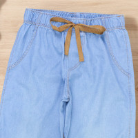 Calça Jogger Infantil Jeans Azul Claro com Detalhe Caramelo