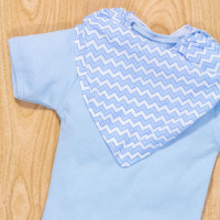CONJUNTO PARA BEBÊ BODY CURTO E CALÇA JEANS COM BANDANA AZUL CLARO