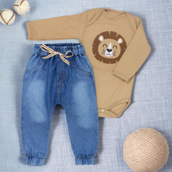 Conjunto Bebê Leãozinho Body Bege Avelã e Calça Jeans Jogger
